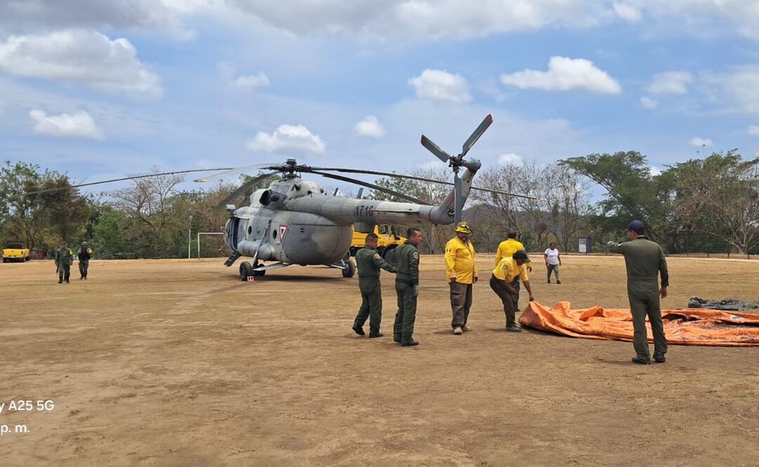 Arriba helicóptero de la Sedena a Huatulco, Oaxaca, para combatir incendios forestales. Foto:
