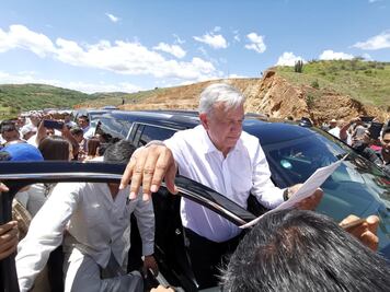 Supervisa AMLO avance en las carreteras al Istmo y a la Costa; reinician trabajos