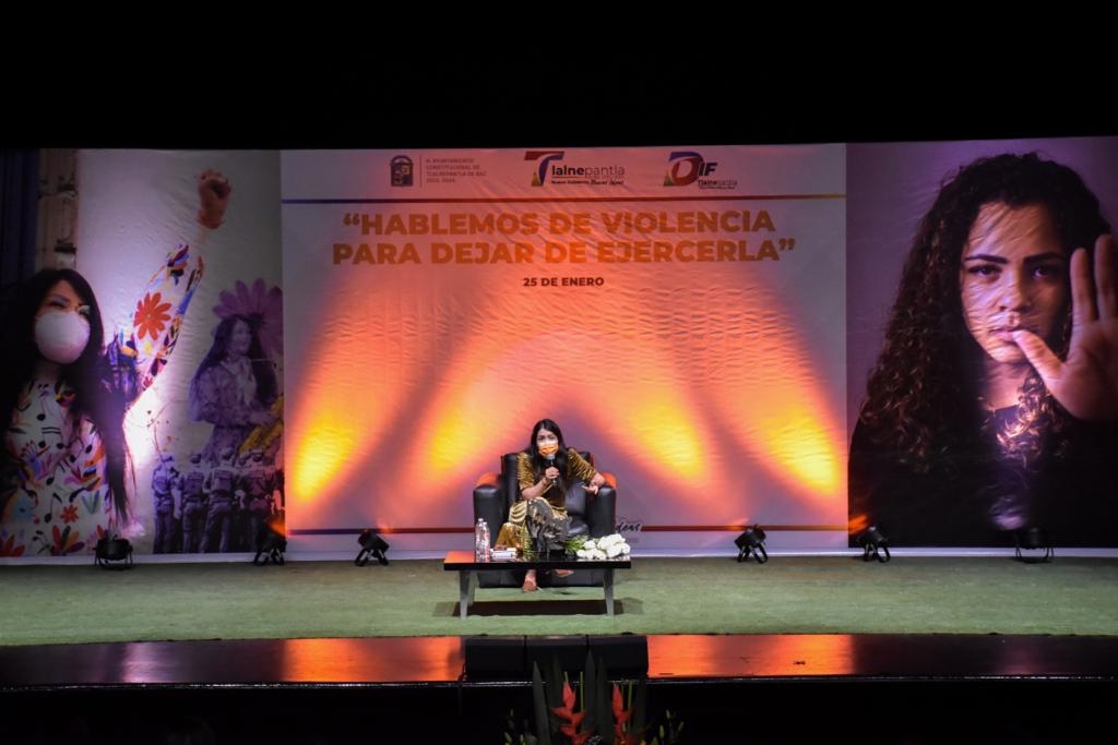 Miles de mujeres y jóvenes arropan a María Elena Ríos al grito de “no estás sola, estamos contigo”