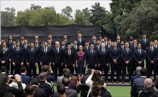 Sheinbaum abandera a la Selección Mexicana previo a su debut en el Mundial: "La patria confía"