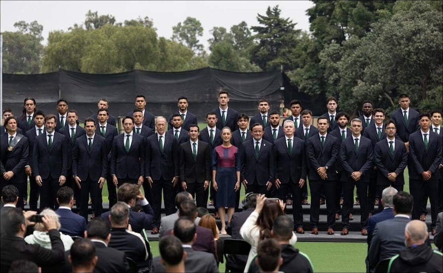 Sheinbaum abandera a la Selección Mexicana previo a su debut en el Mundial: "La patria confía"