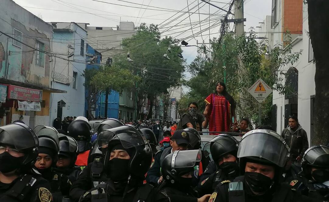 “¡Esto es un secuestro!”, denuncian desplazados triquis de Oaxaca ante retención de más de 40 horas por policías de la CDMX. Fotos: Yalina Ruiz