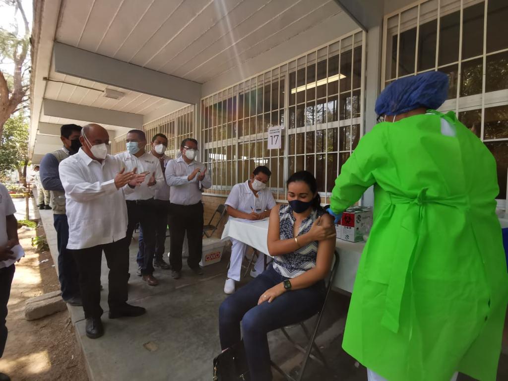 Han vacunado contra Covid-19 a más de 70 mil trabajadores de la educación en Oaxaca: IEEPO