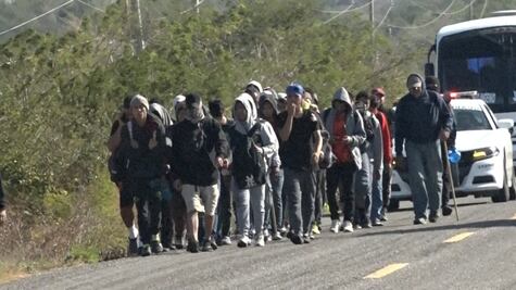 En autobuses, autoridades de migración trasladan a 200 extranjeros desde el Istmo a la ciudad de Oaxaca