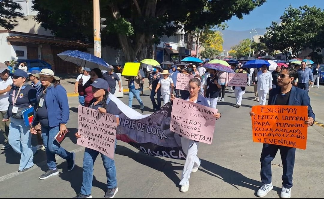 Trabajadores de Salud protestan en la ciudad de Oaxaca contra el IMSS Bienestar. Foto: Especial