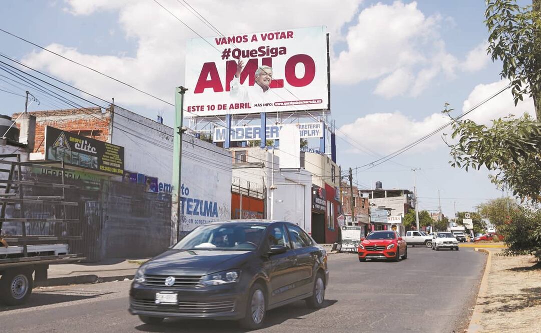 En Morelia, Michoacán, se han colocado espectaculares que promueven la consulta de revocación para que el presidente Andrés Manuel López Obrador se mantenga en el cargo en lo que resta del sexenio. Foto: Armando Solis. EL UNIVERSAL