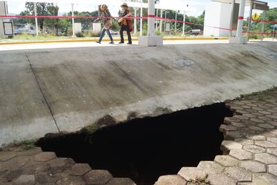 Dejan lluvias al menos tres socavones en la capital de Oaxaca; personal especializado evalúa riesgos