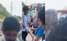 Hugo Aguilar regala mil pesos a mujer en Oaxaca; revisa cumplimiento de sentencia para descontaminar Río Santo Domingo