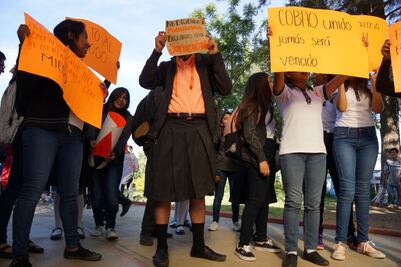 Alumnos con faldas y niñas con pantalones protestan contra acoso sexual en Oaxaca