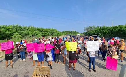 Pescadores de Salina Cruz protestan contra Pemex para exigir que reconozca contaminación y limpie áreas de pesca