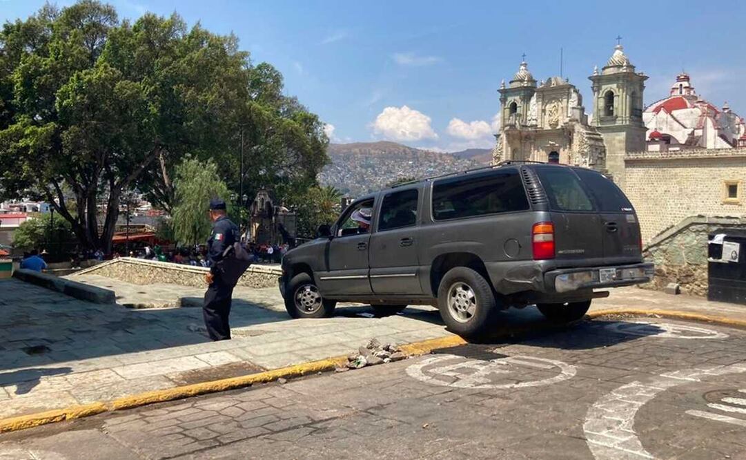 Oaxaca: exhiben a turista que intentó entrar a la Plaza de la Danza con su automóvil. Foto: Especial