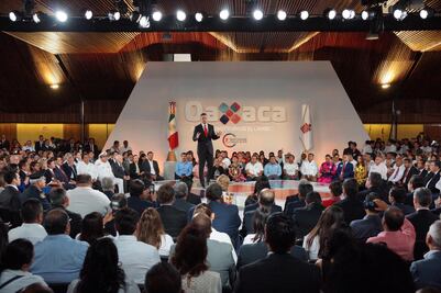 Presenta Murat botón de pánico para auxiliar a mujeres víctimas de violencia