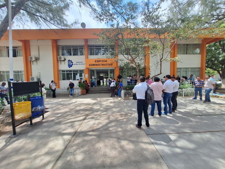 Trabajadores de Tecnológico del Istmo protestan para exigir pagos de quincenas y prestaciones laborales. Foto: Especial
