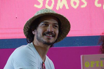 Presenta Caloncho su filosofía "optimista" hecha libro en la FILO