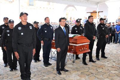 Promete Vasconcelos "toda la fuerza de la fiscalía" contra asesinos de comandante de la AEI