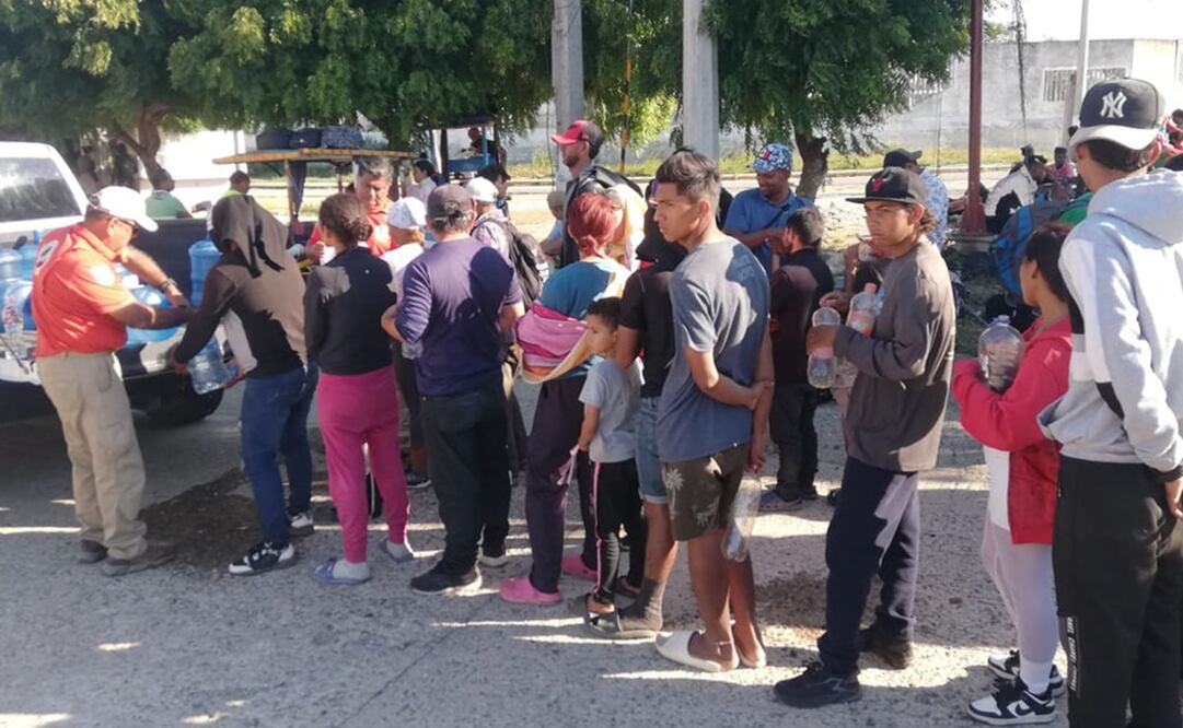 Otorgan permisos a mil 300 migrantes que caminaban hacia Oaxaca. Fotos: Especiales