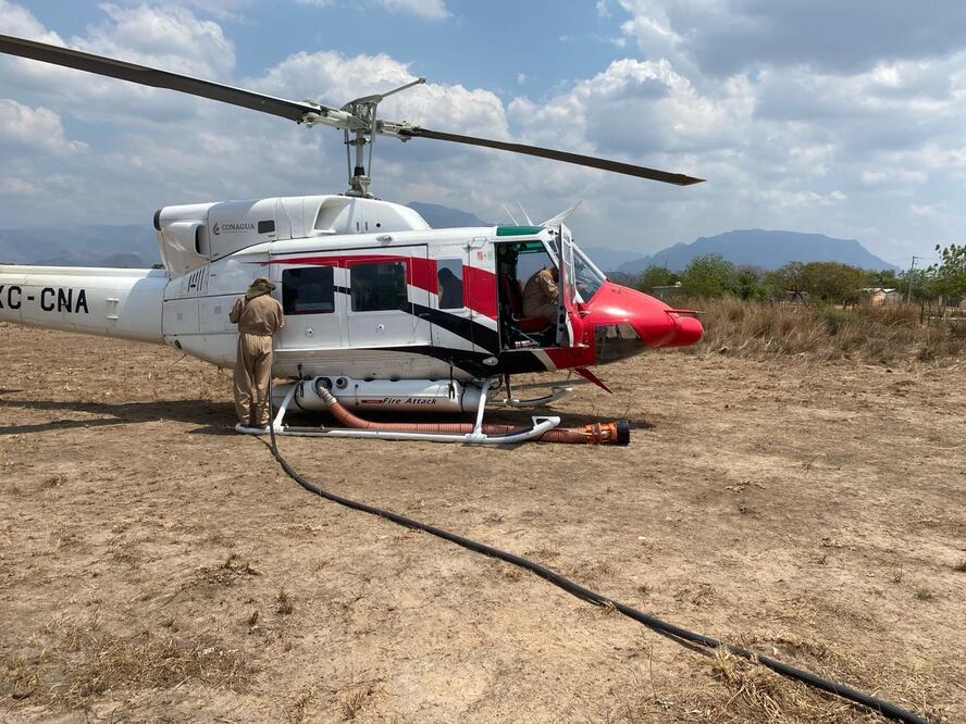 Con helicóptero de Conagua, combaten en Oaxaca incendio selva de Los Chimalapas. Foto: Especial