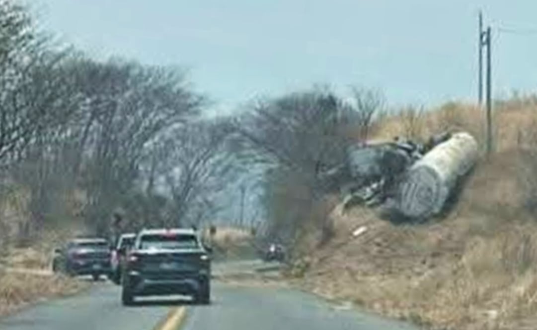 Tras la volcadura de la pipa se detectó fuga de combustible en la zona. Foto: Cortesía