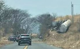 Vuelca una pipa sobre la carretera Costera de Oaxaca; conductor resulta lesionado