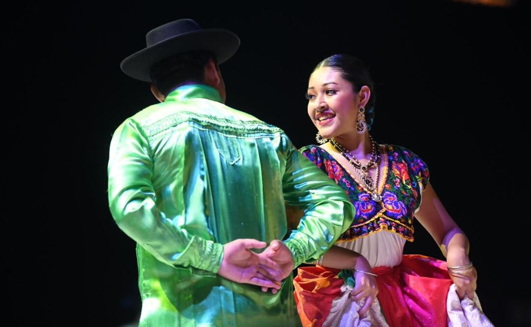 La Guelaguetza del Mar 2025 llega a Zicatela con danza, músico y delegaciones oaxaqueñas en una celebración cultural junto al mar. Foto: Secretaría de Turismo del Estado de Oaxaca.
