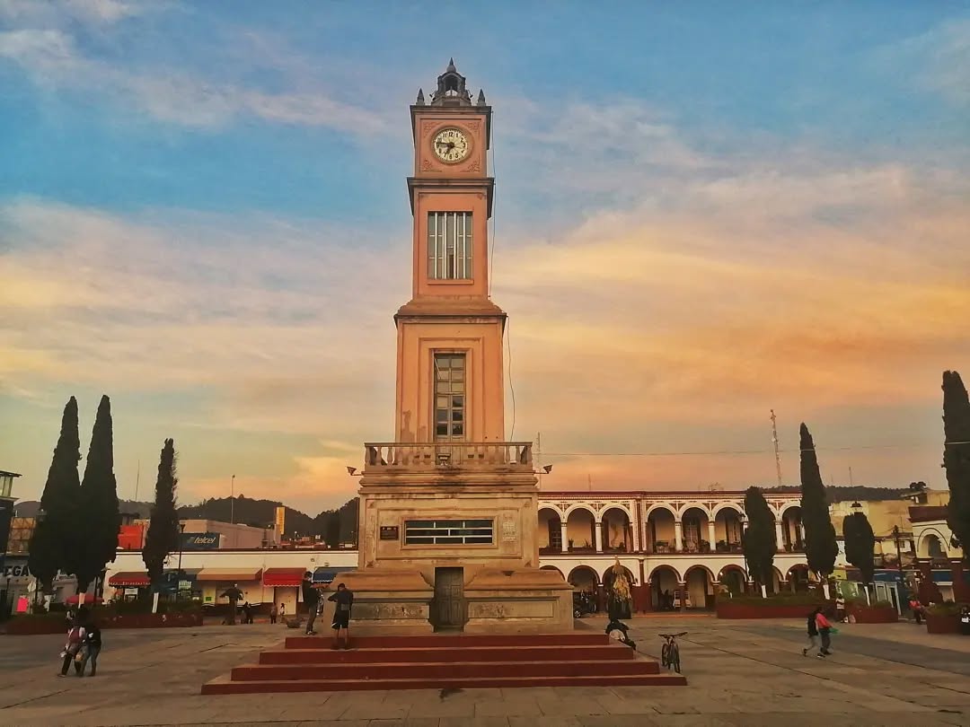 Reloj de Tlaxiaco. Foto: Instagram, @luisbfsone