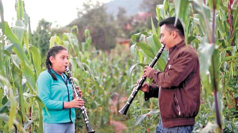 Alumno ayuujk de la UNAM busca titularse con videoclip comunitario