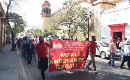 Locatarios de mercados tradicionales de Oaxaca protestan contra ambulantes; bloquean calles del centro