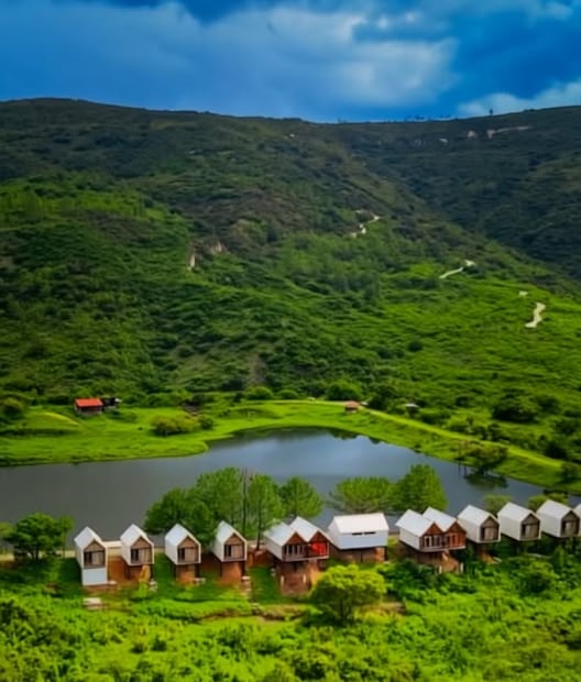 Cabañas frente a la presa Xia, en el municipio de San Juan Chicomezuchil, Oaxaca . Foto: FB@Cosas De Oaxaqueños
