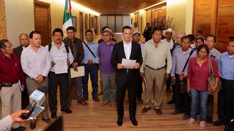 Anuncia Murat acuerdo entre Ayutla y Tamazulápam por crisis del agua