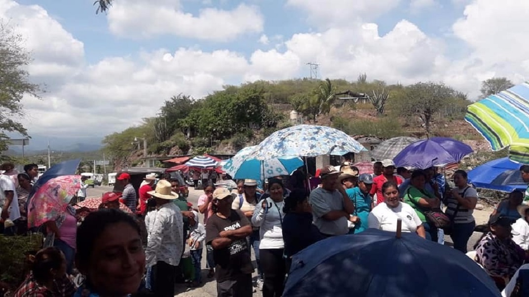 Bloquean carretera en Tequisistlán para exigir al IOCIFED reconstrucción de escuelas
