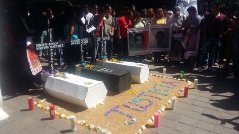 Acusan a PGR de obstruir investigación al Ejército por Ayotzinapa