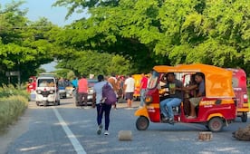 Pescadores bloquean la carretera Costera en Oaxaca; exigen a Pemex reparar daños causados por contaminación al mar