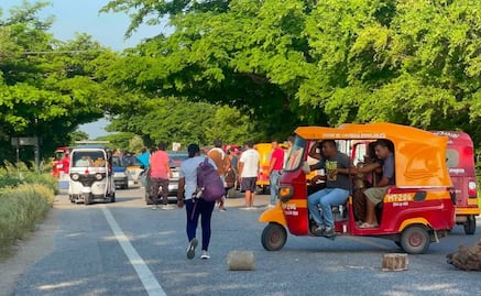 Pescadores bloquean la carretera Costera en Oaxaca; exigen a Pemex reparar daños causados por contaminación al mar