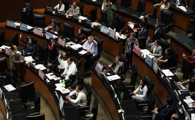 Aprueban en el Senado reforma contra doble nacionalidad; remiten proyecto a congresos estatales