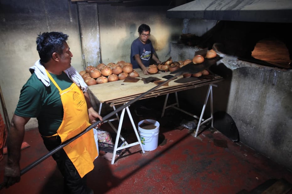 El pan de ánimas es un elemento importante en los altares de muertos