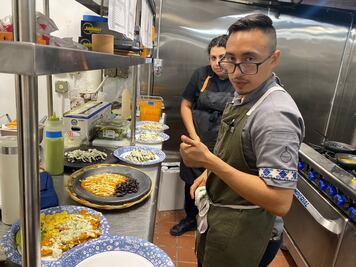 Joven chef zapoteco lleva sabores de Oaxaca a EU y abre restaurante istmeño en Chicago