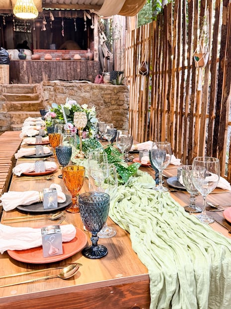 "Finas hierbas"  se presenta como una terraza estilo campirano de ambiente familiar. Foto: FB@Finas hierbas cocina de humo