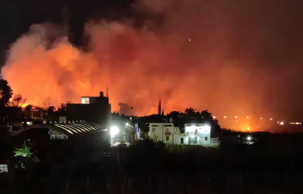 Incendio en caja de tráiler en San Agustín de las Juntas moviliza a bomberos de Oaxaca. Foto: Especial