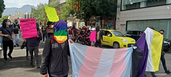 Integrantes de la comunidad LGBTQ+ de Oaxaca protestan contra mercadotecnia del “Pride blanco”