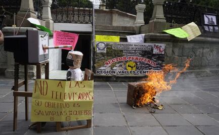 CNTE iniciará clases el 7 de septiembre; quema TV de cartón en rechazo a la educación virtual