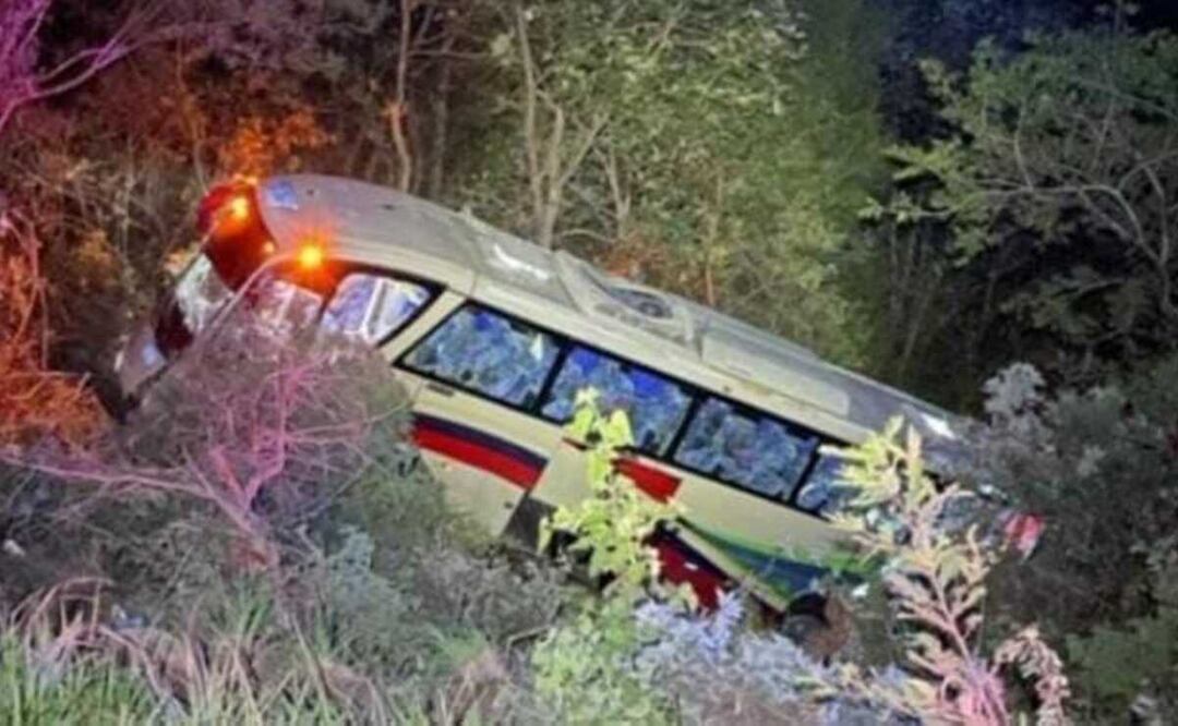 Accidente en la Sierra Sur de Oaxaca deja una mujer muerta y 10 heridos; autobús se salió de la carretera. Foto: