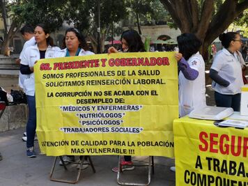 Protestan despedidos de Prospera con atención médica