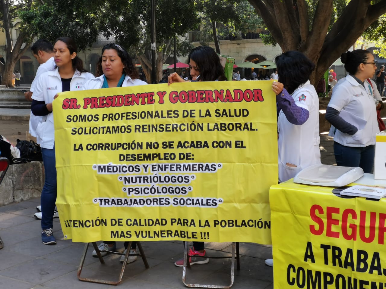 Protestan despedidos de Prospera con atención médica