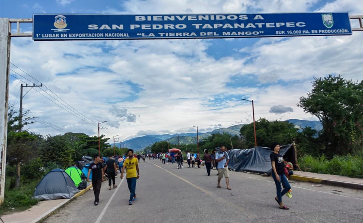 El INM persigue a migrantes que intentan llegar al módulo de registro en Oaxaca. Fotos: Roselia Chaca
