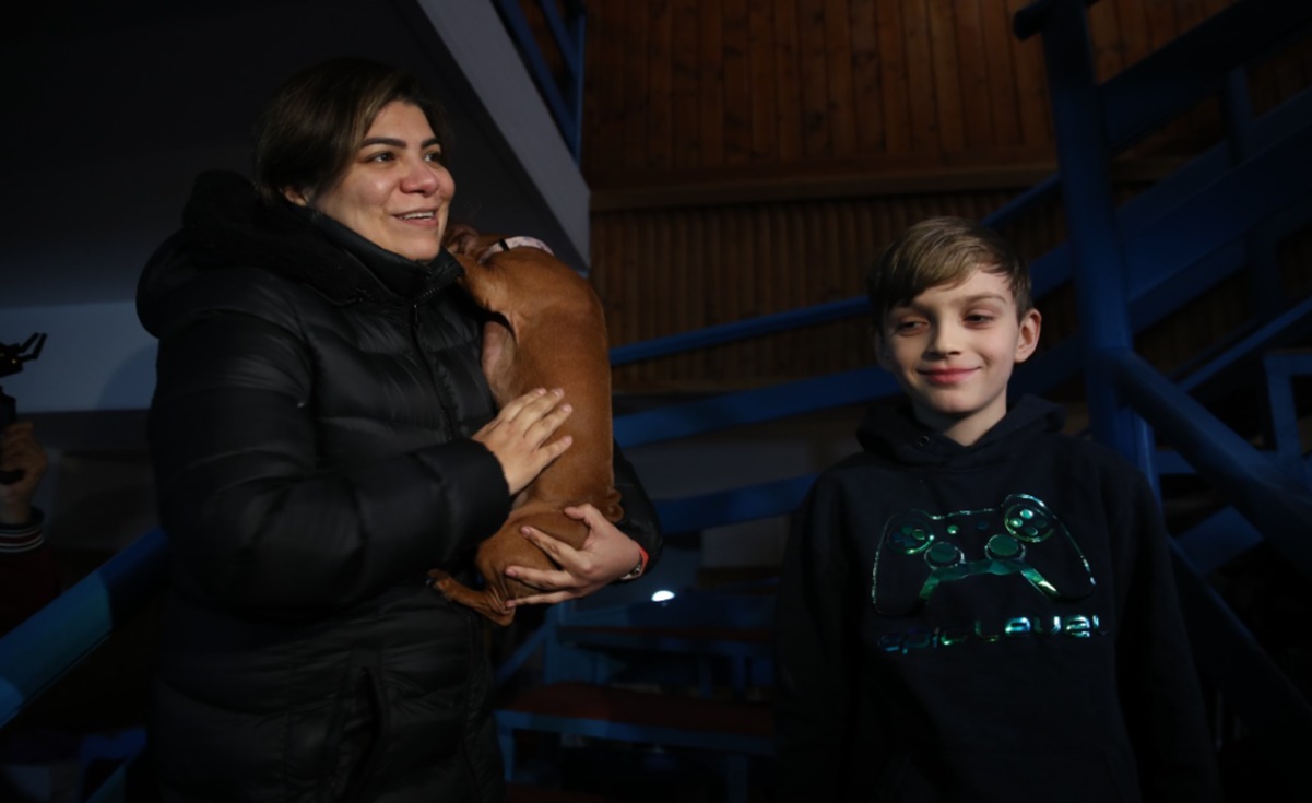 “A mi bebé no la dejo”, dice mexicana al huir en caravana de Ucrania con su perrita “Ramona”