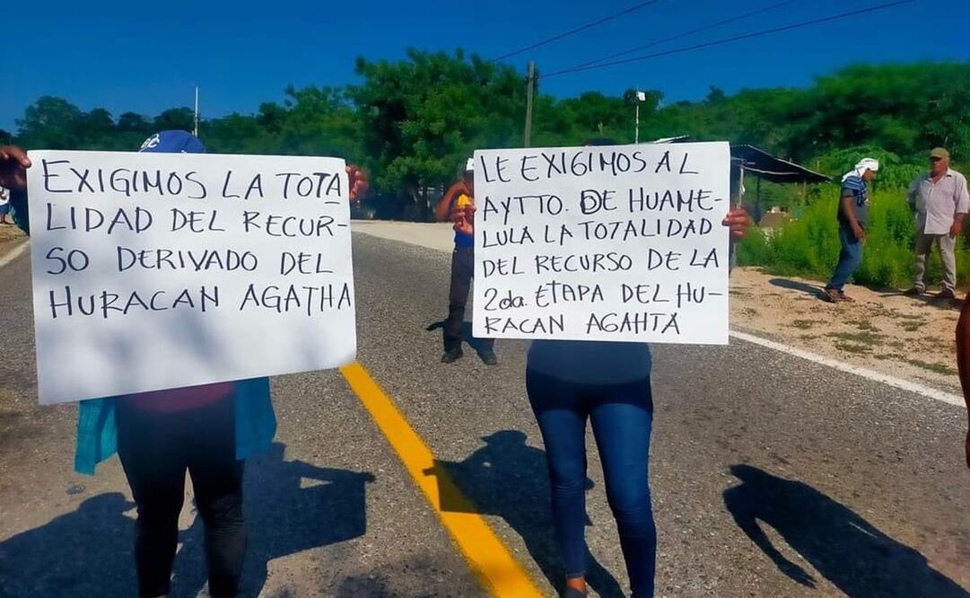 Para exigir recursos para "Agatha" que no llegaron, pobladores de Huameluyla bloquen paso a Huatulco. Foto: Especial