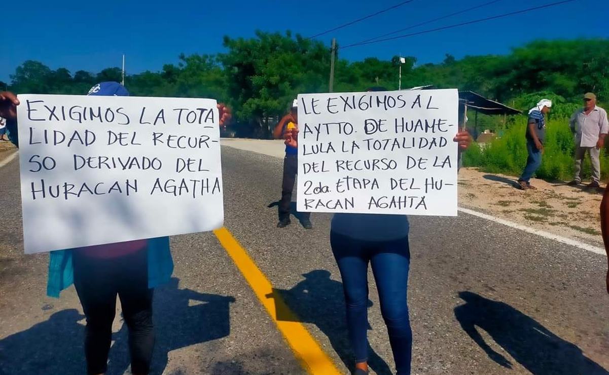 Para exigir recursos para "Agatha" que no llegaron, pobladores de Huameluyla bloquean paso a Huatulco