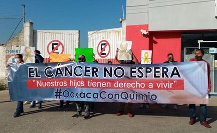 Por desabasto de medicamentos, bloquean padres de niños con cáncer crucero del aeropuerto; pedirán ayuda a Biden