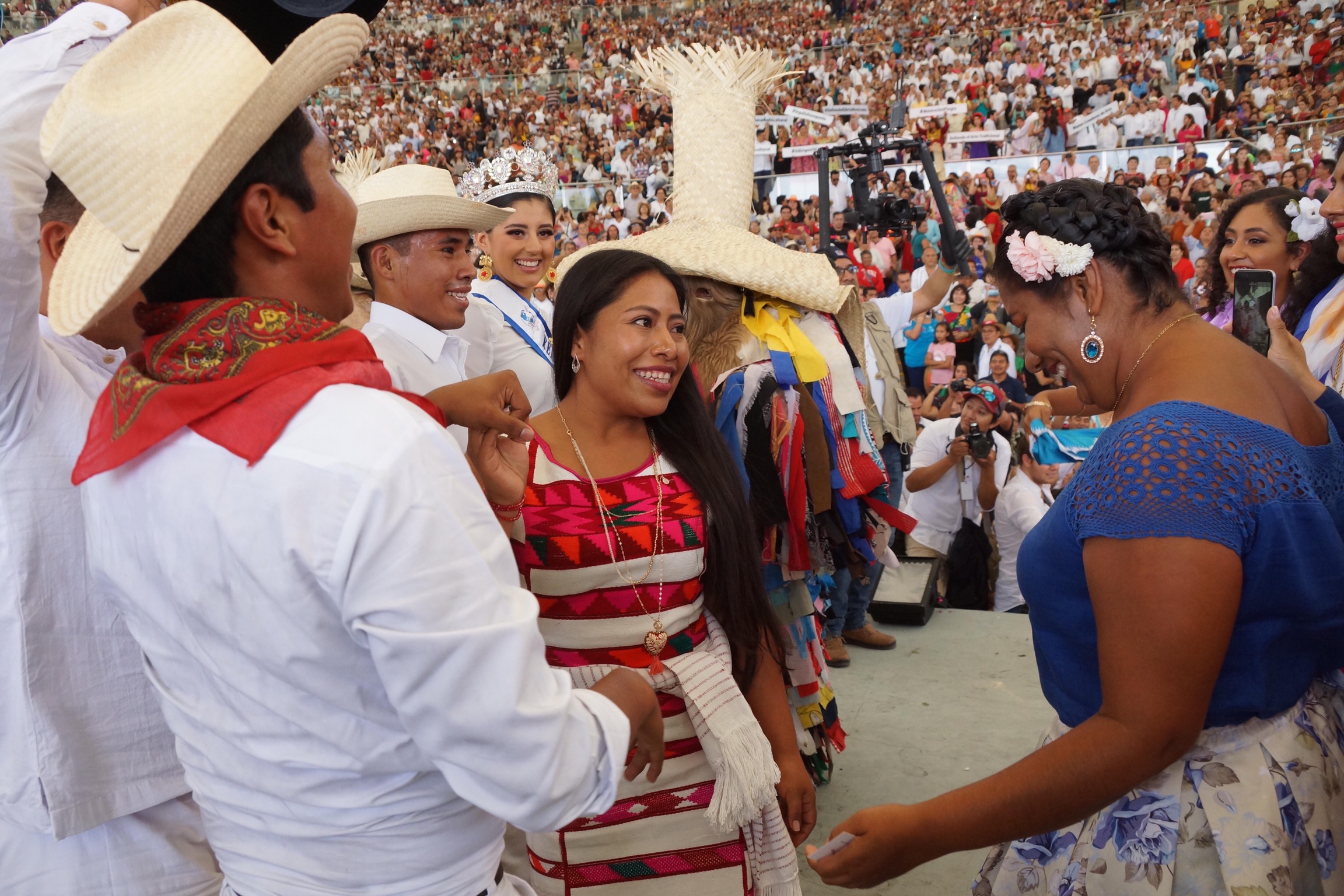 Guelaguetza: con Yalitza y contra el plagio de bordados