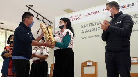 Entrega gobierno federal instrumentos de viento a 10 bandas de música tradicional